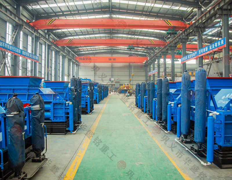 處理建筑廢料用什么設(shè)備？破碎紅磚用雙齒輥破碎機好嗎？