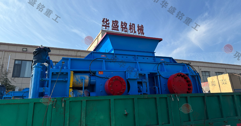 玄武巖粉碎成1-5mm用什么設(shè)備？推薦時產(chǎn)80噸對輥制砂機(jī)